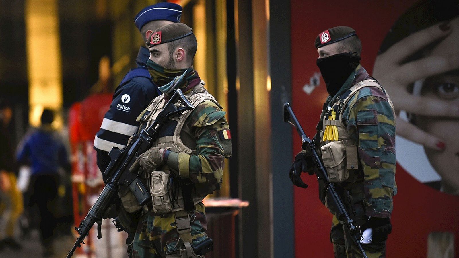 Policías y soldados belgas en Vervier, Bruselas, el 25 de noviembre 2015.  AFP PHOTO / JOHN THYS