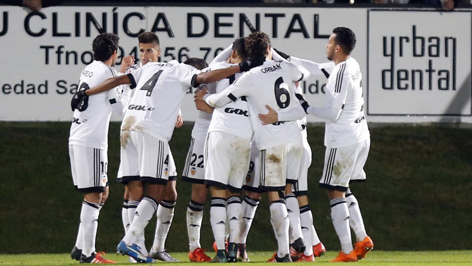 Los jugadores del Valencia CF celebran el segundo gol del equipo valencianista