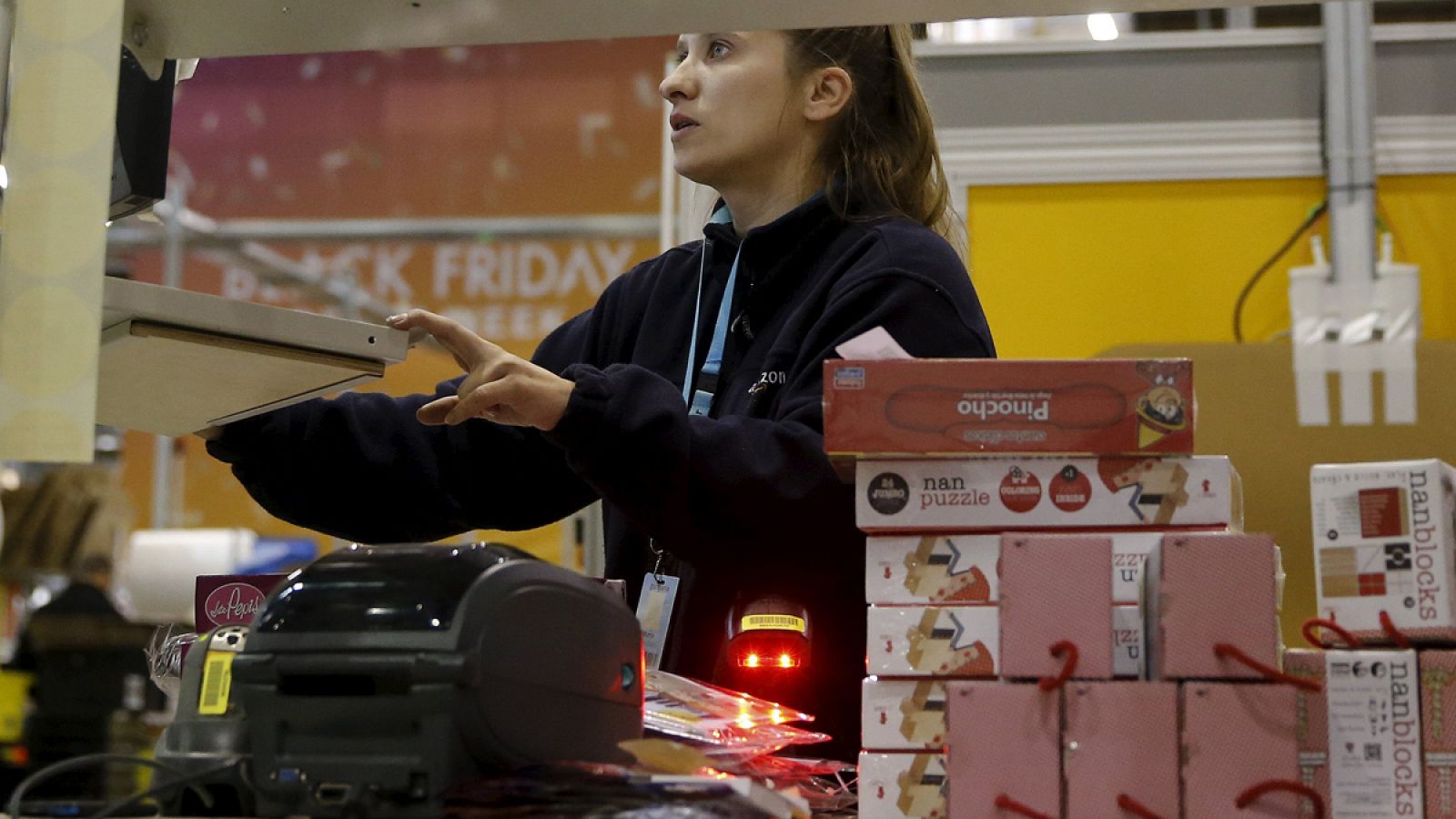 Una empleada del centro logístico de Amazon en Madrid