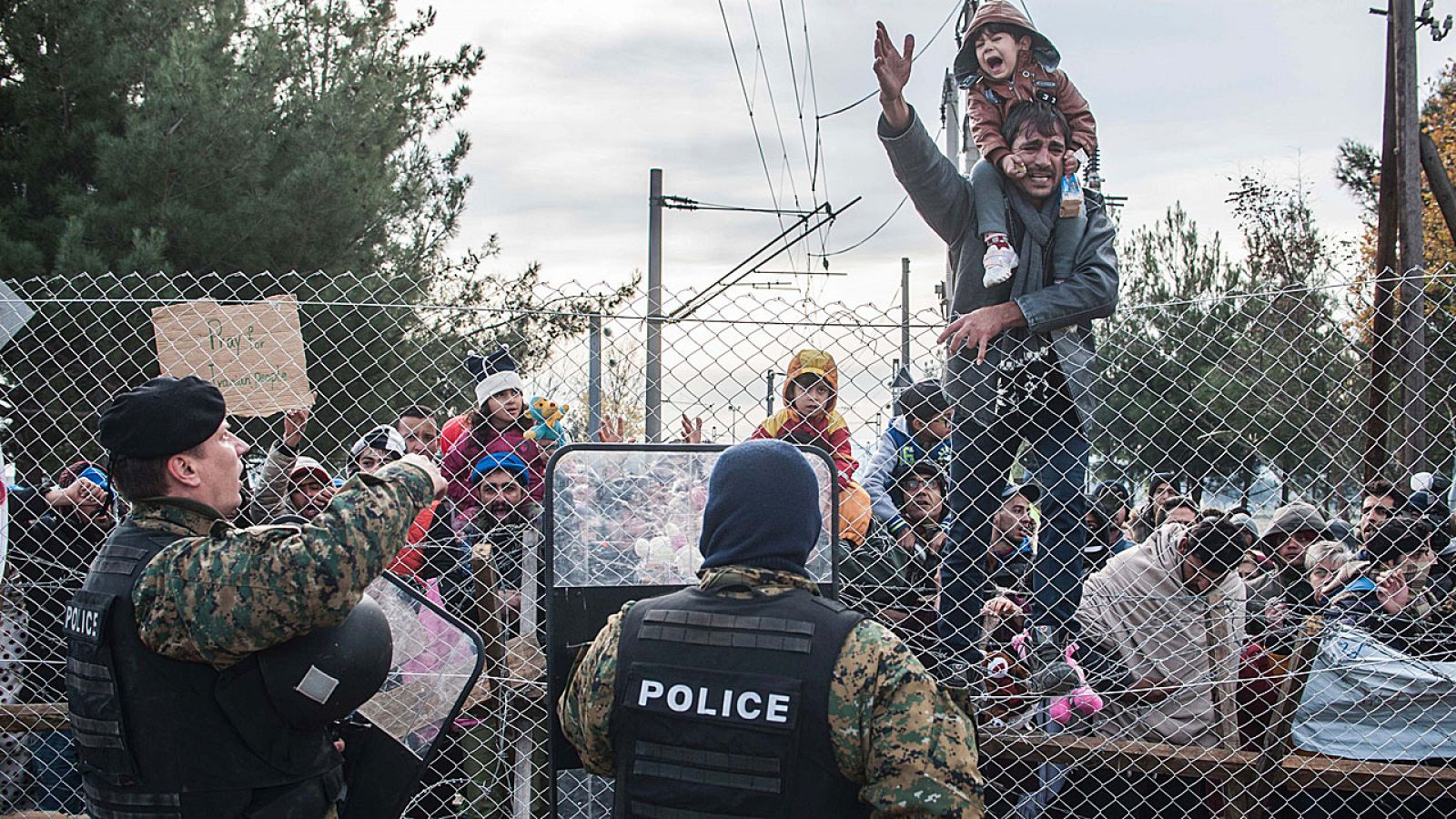 Protesta de un grupo de migrantes atrapados en la frontera entre Grecia y Macedonia.