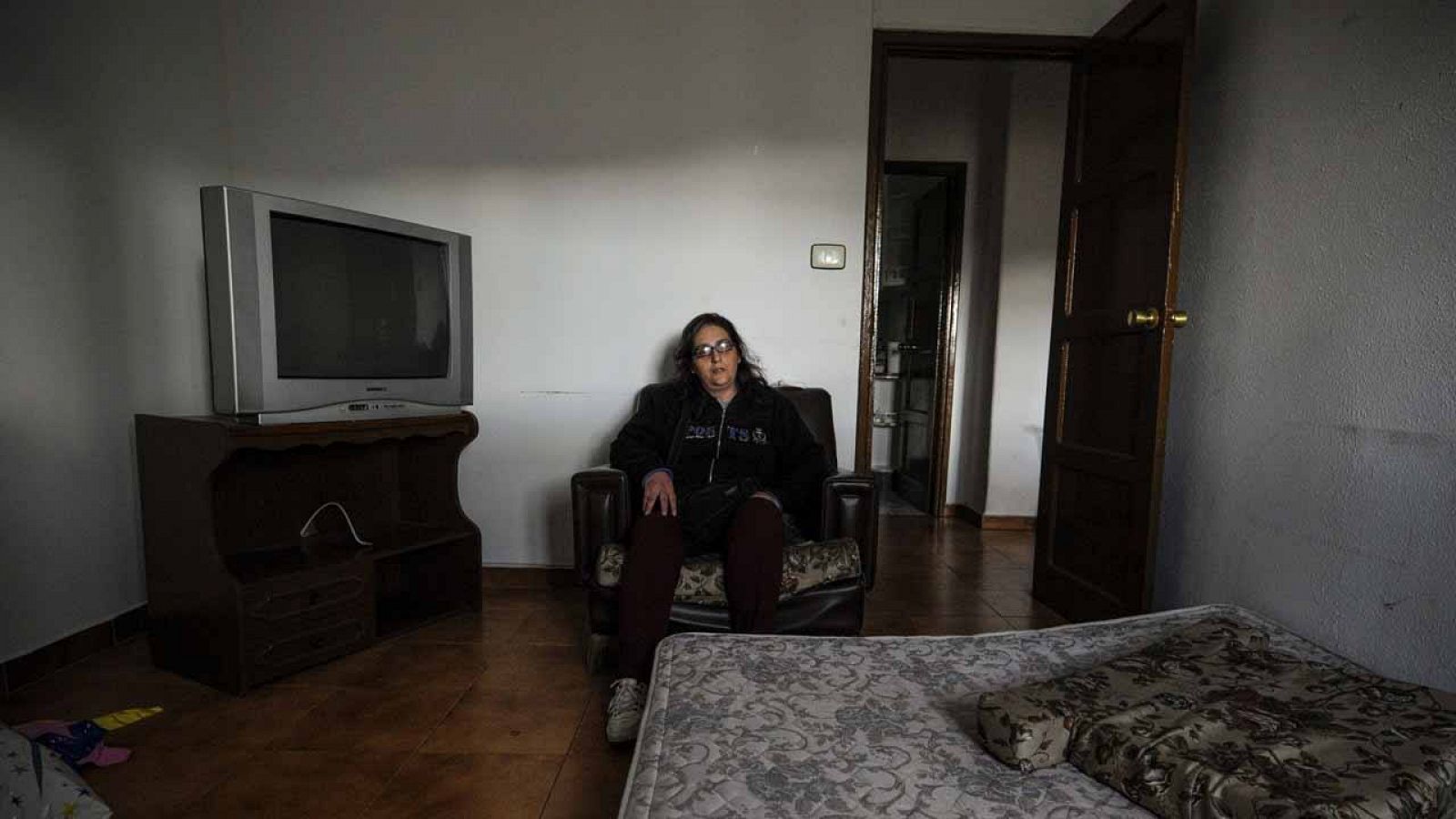 Una mujer en un piso de Ourense antes de ser desahuciada