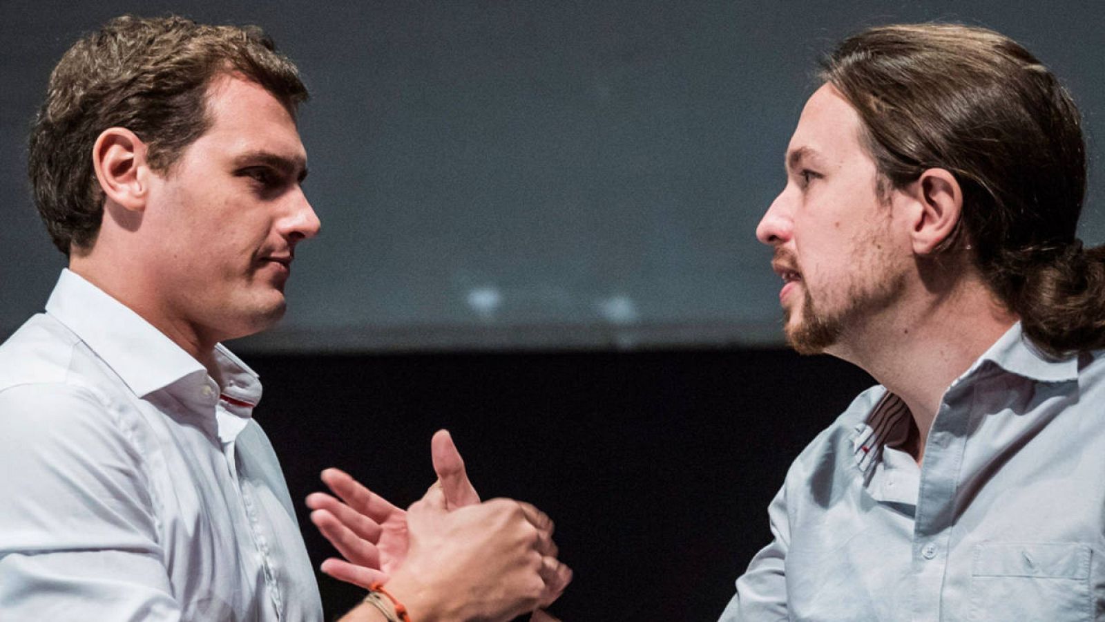 Albert Rivera y Pablo Iglesias se saludan en el debate electoral celebrado entre ambos en la Universidad Carlos III de Madrid.