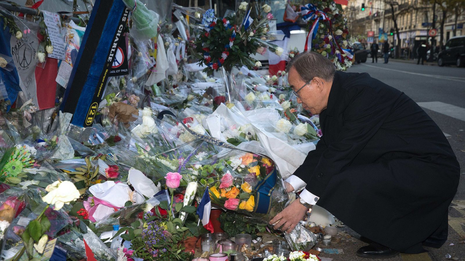 El secretario general de la ONU, Ban Ki-moon, deposita un ramo de flores en la sala Bataclan, París, en la que murieron 90 personas