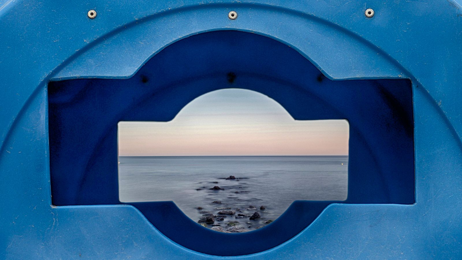 Un contenedor con vistas al mar