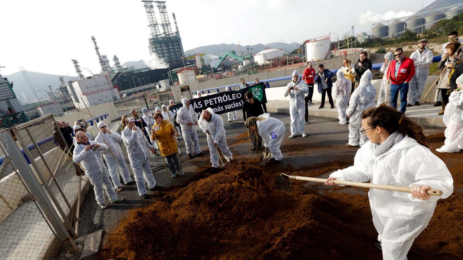 Protesta de ecologistas porque Repsol refina en Cartagena arenas bituminosas