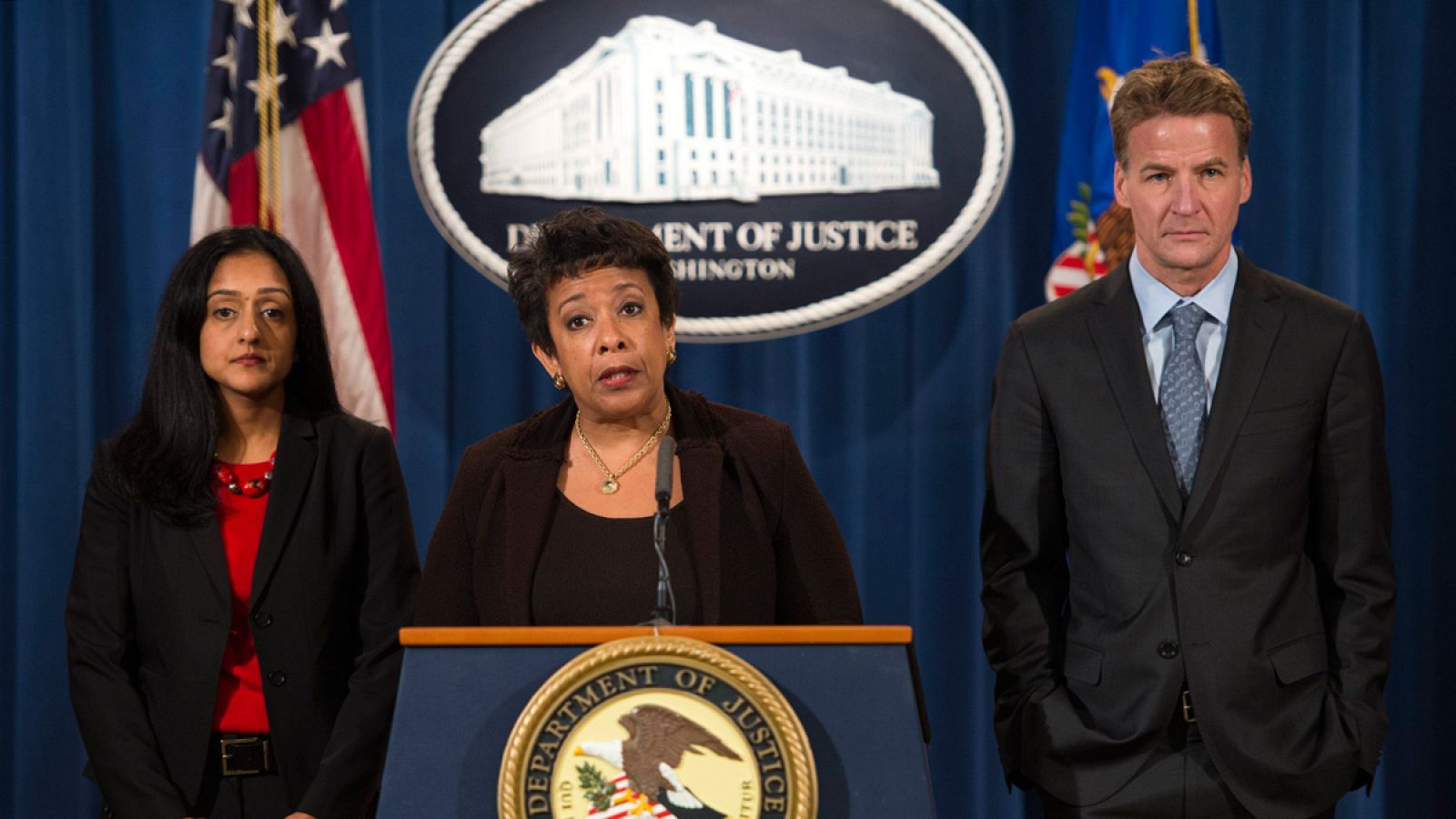 La fiscal general de EE.UU. Loretta Lynch, acompañada por la funcionaria del Departamento de Justicia Vanita Gupta y el fiscal federal Zachary T. Fardon, durante una rueda de prensa en Washington