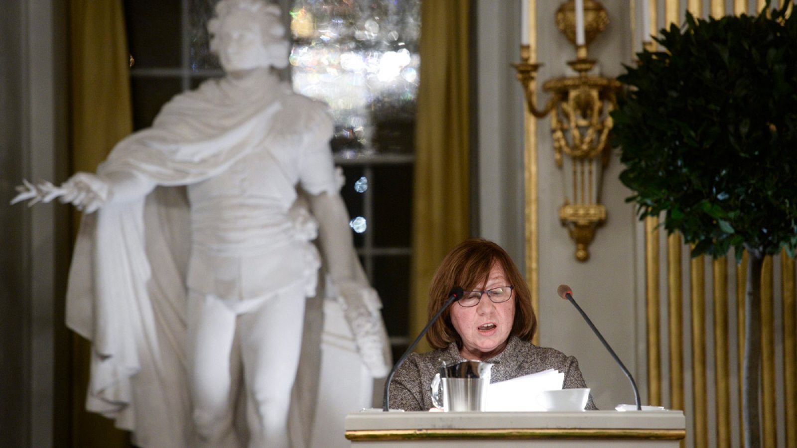 Svetlana Alexiévich durante su discurso en la Academia Sueca de Estocolmo