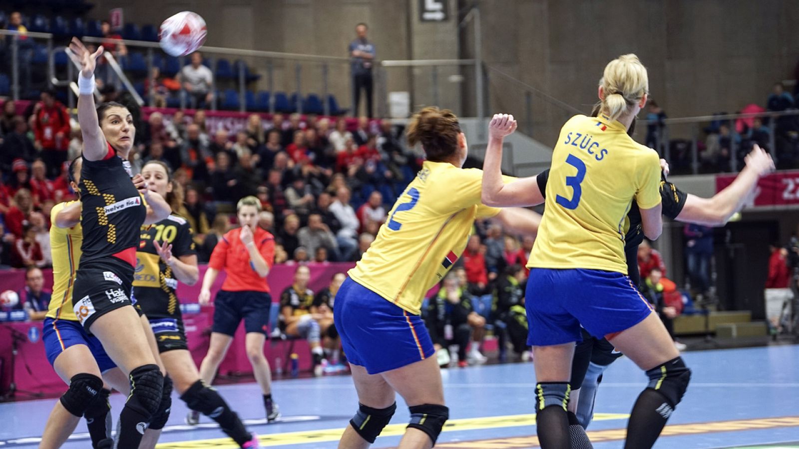 España ante Rumanía en el Mundial de balonmano femenino de Dinamarca.