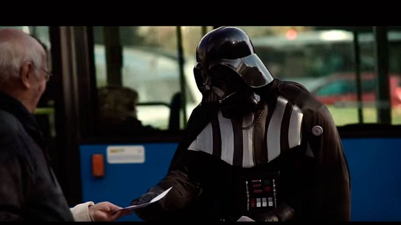 Imagen del vídeo electoral de Podemos en el que Darth Vader se convierte en "cartero del cambio"