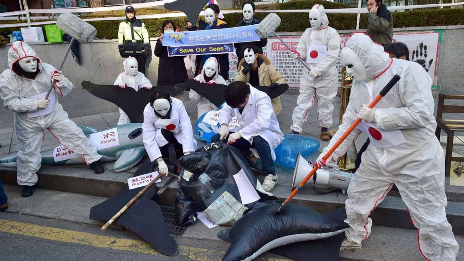 Activistas coreanos protestan por la decisión de Japón de retomar su campaña ballenera.