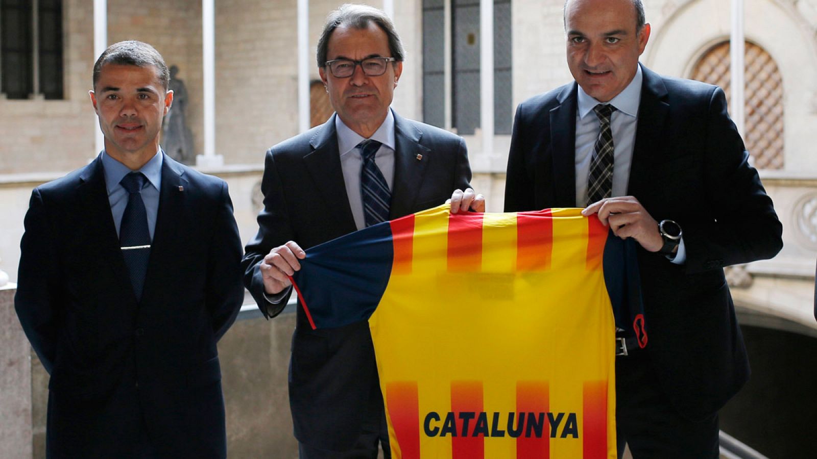 Artur Mas enseña la camiseta de la selección de fútbol de Cataluña.