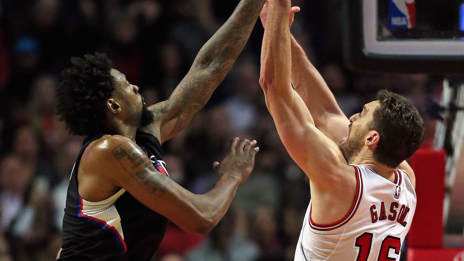 Pau Gasol, frente a DeAndre Jordan.