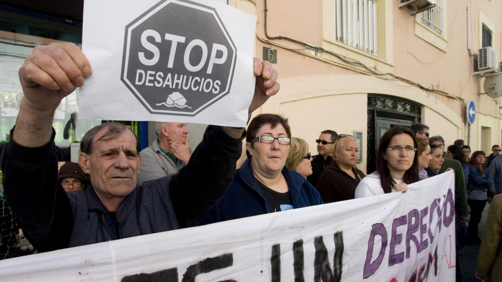 Concentración para frenar un desahucio en Almería