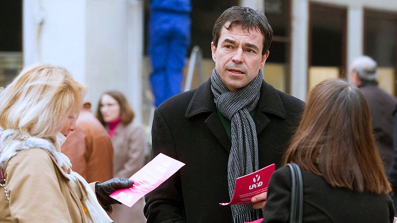 El líder de UPyD, Andrés Herzog, de campaña electoral en Valladolid.