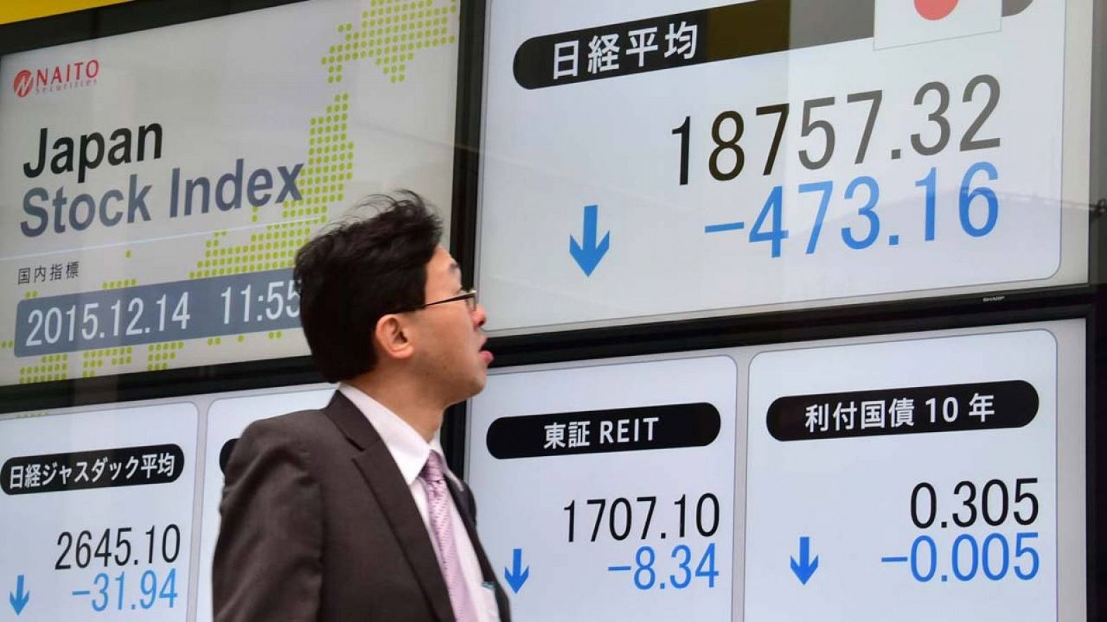 Un hombre observa el tablón de cotizaciones de la sesión de la Bolsa de Tokio de este lunes.