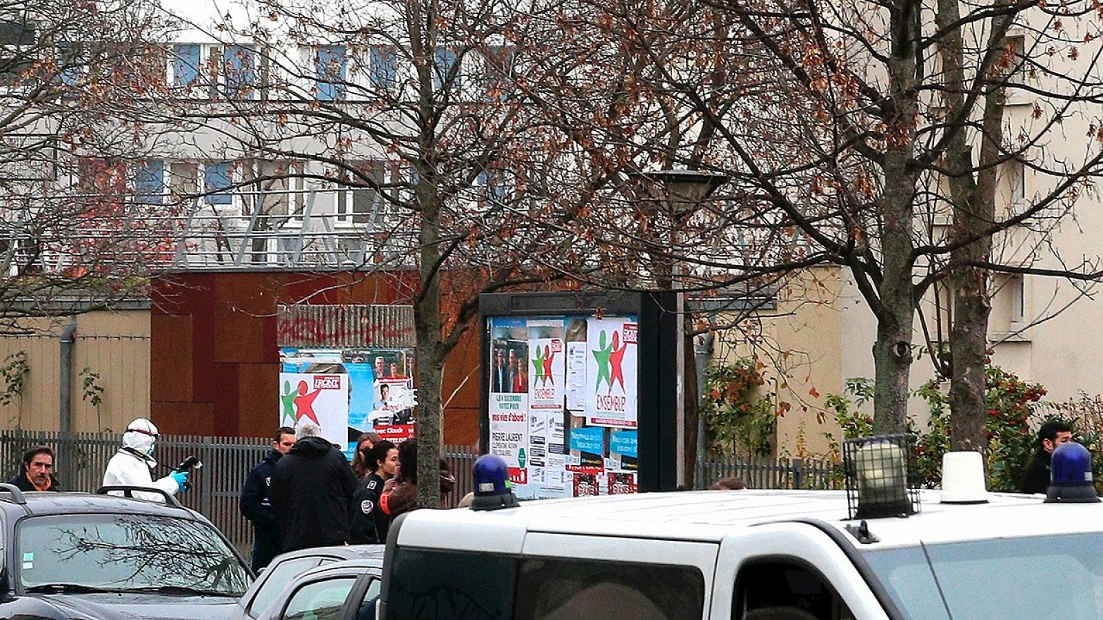 Forenses y policías frente a la escuela infantil "Jean Perrin" en Aubervilliers, al noreste de París, donde un profesor aseguraba haber sido agredido por un atacante del Estado Islámico, aunque después ha reconocido que era inventado.