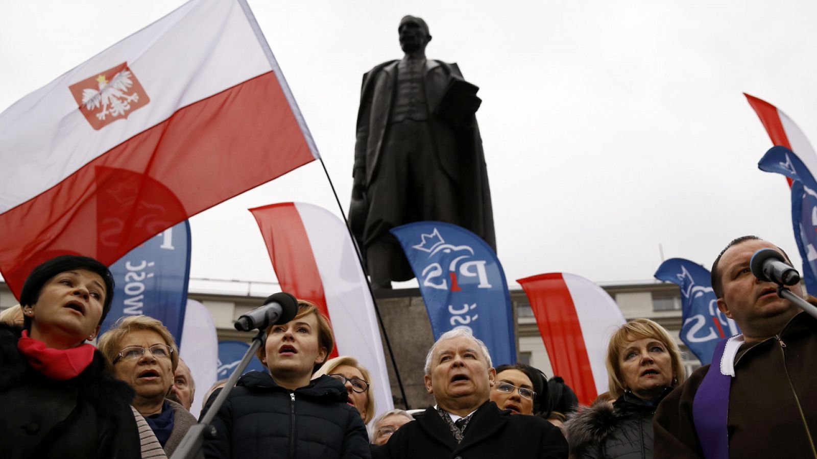 Jaroslaw Kaczynski, en el centro, líder del partido polaco Ley y Justicia, durante una manifestación progubernamental en Varsovia