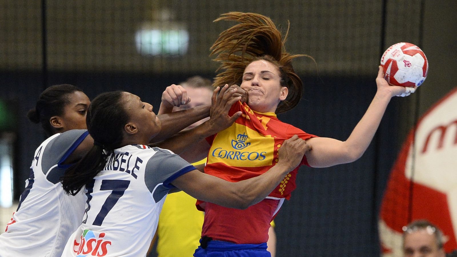 Macarena Aguilar contra las defensoras francesas.