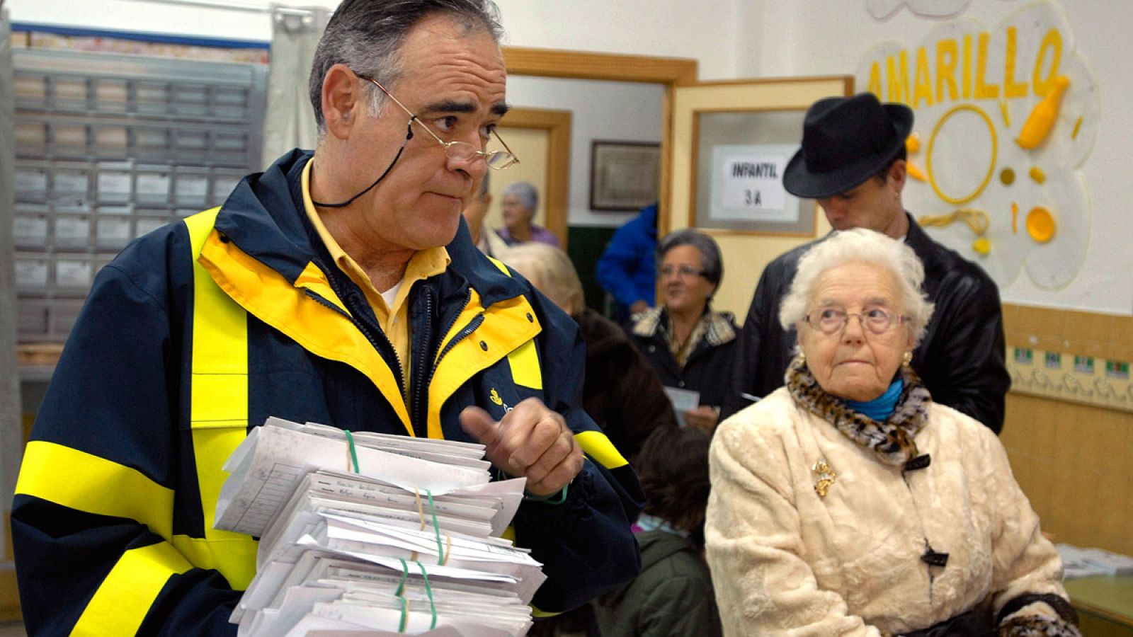 Un cartero entrega el voto por correo en un colegio electoral de Jaén, en las elecciones generales de 2011.