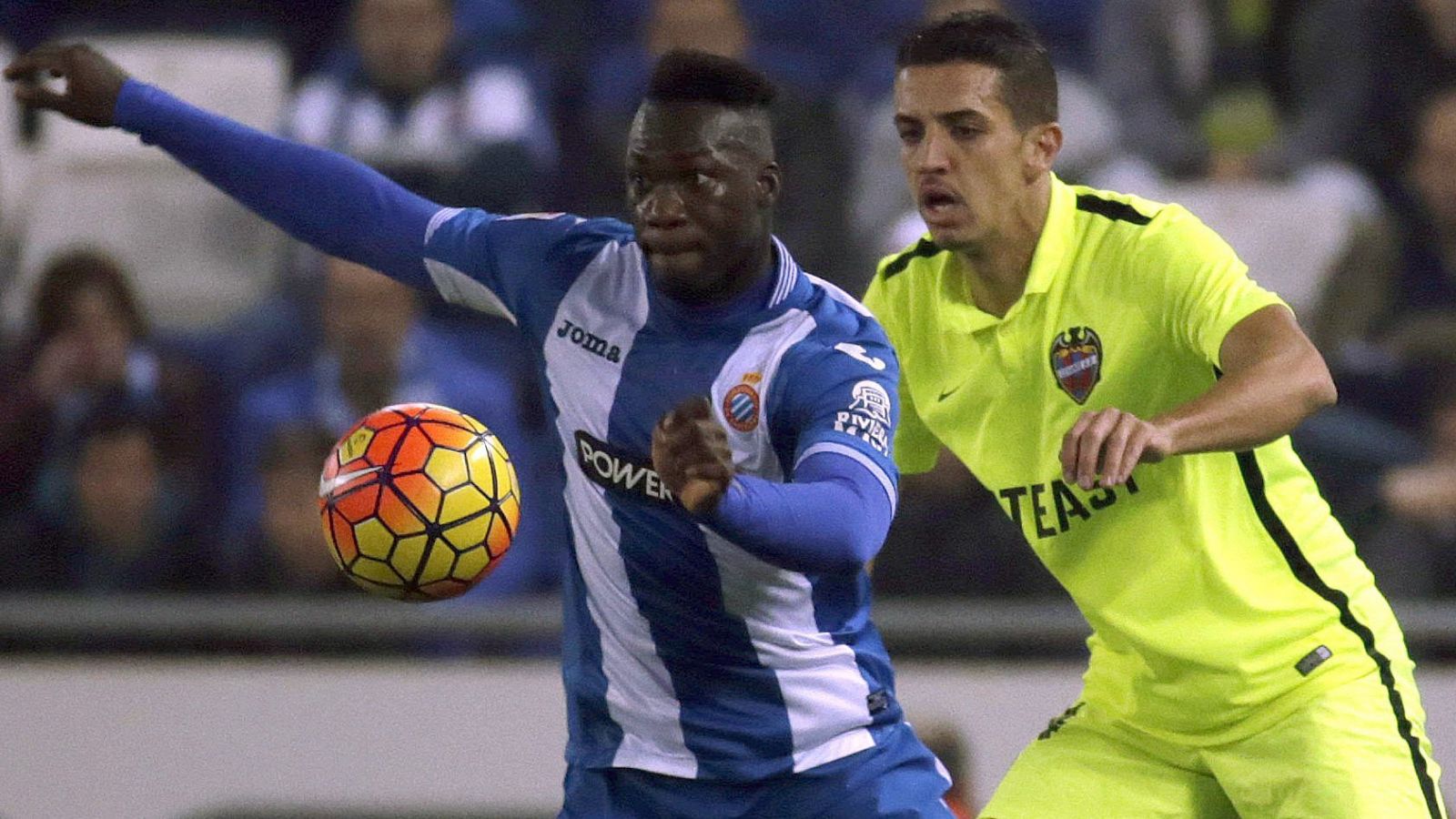 Caicedo, del Espanyol, pugna un balón con Feddal, del Levante