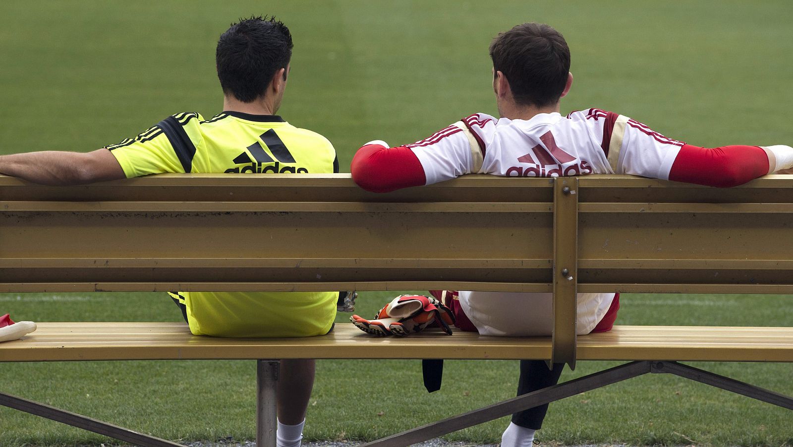 Iker Casillas y Xavi Hernández esperan en un banco antes de un entrenamiento de la selección, una imagen que no se ha repetido en este 2015