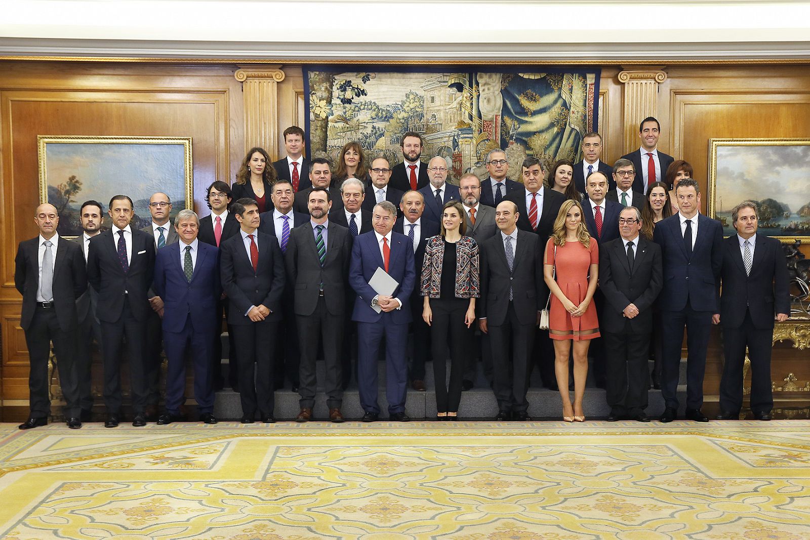 La reina Letizia con una delegación de la campaña solidaria 'Un juguete, una ilusión' encabezada por el presidente de RTVE, José Antonio Sánchez