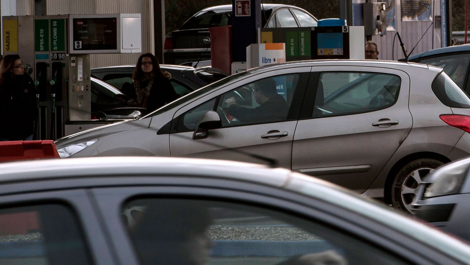 Varios clientes en una gasolinera