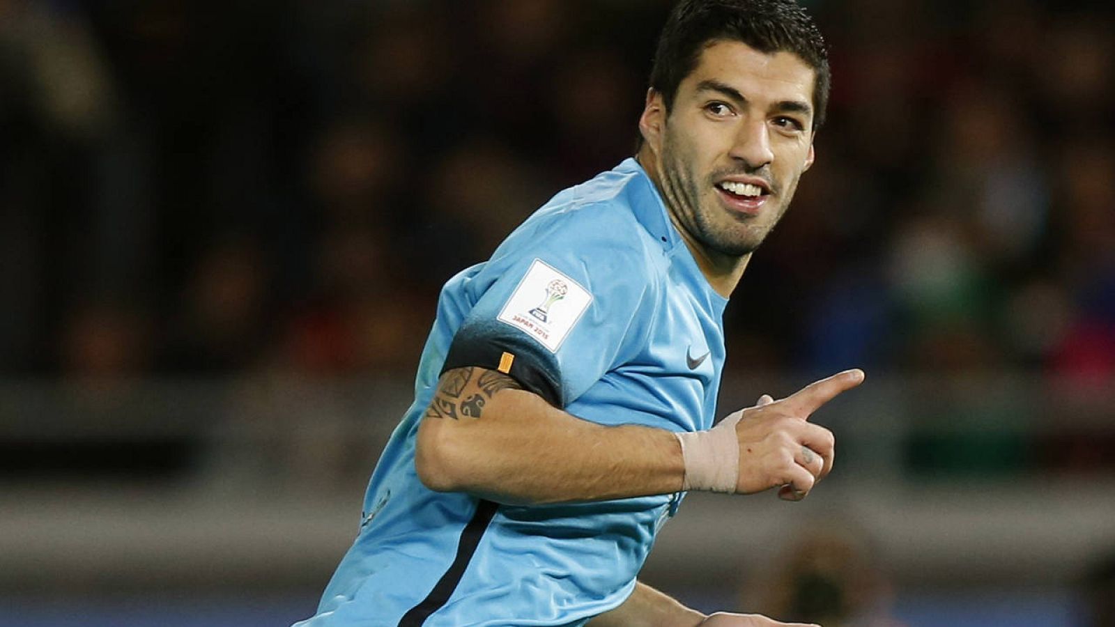 Luis Suárez celebra el primero de sus tres goles en Yokohama.