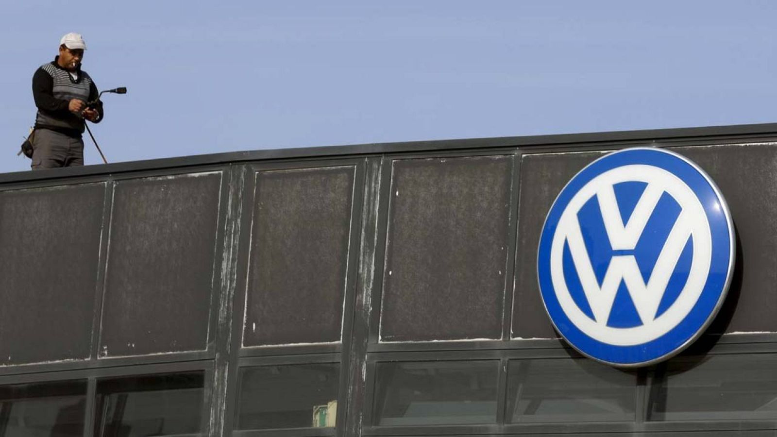 Un trabajador en el tejado de una oficina de Volkswagen en Madrid