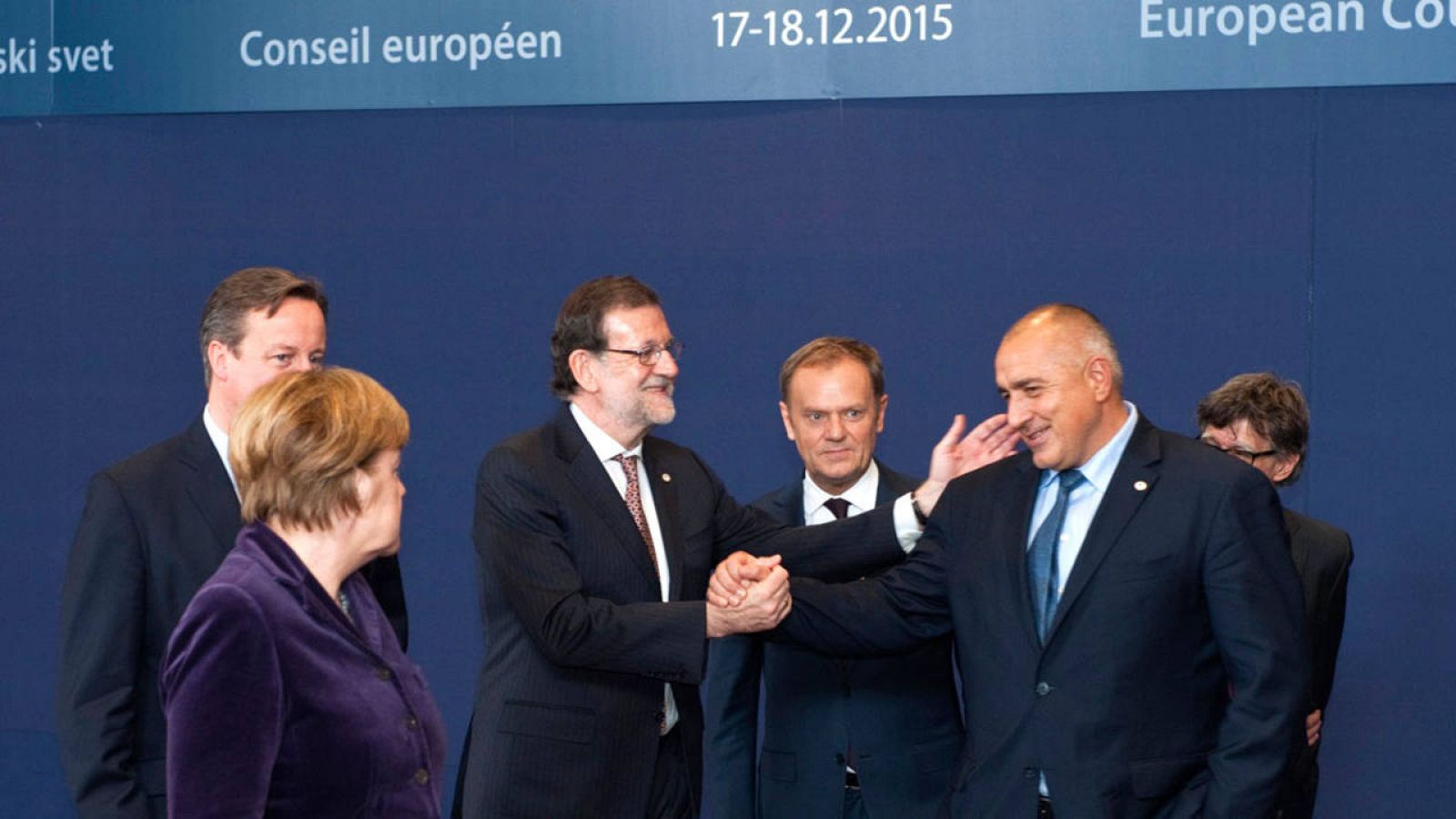El presidente del Gobierno español Mariano Rajoy Brey saluda a la Canciller de Alemania Angela Merkel al primer ministro del Reino Unido David Cameron al presidente del Consejo Europeo Donald Tusk y al primer ministro búlgaro Boyko Borisov.