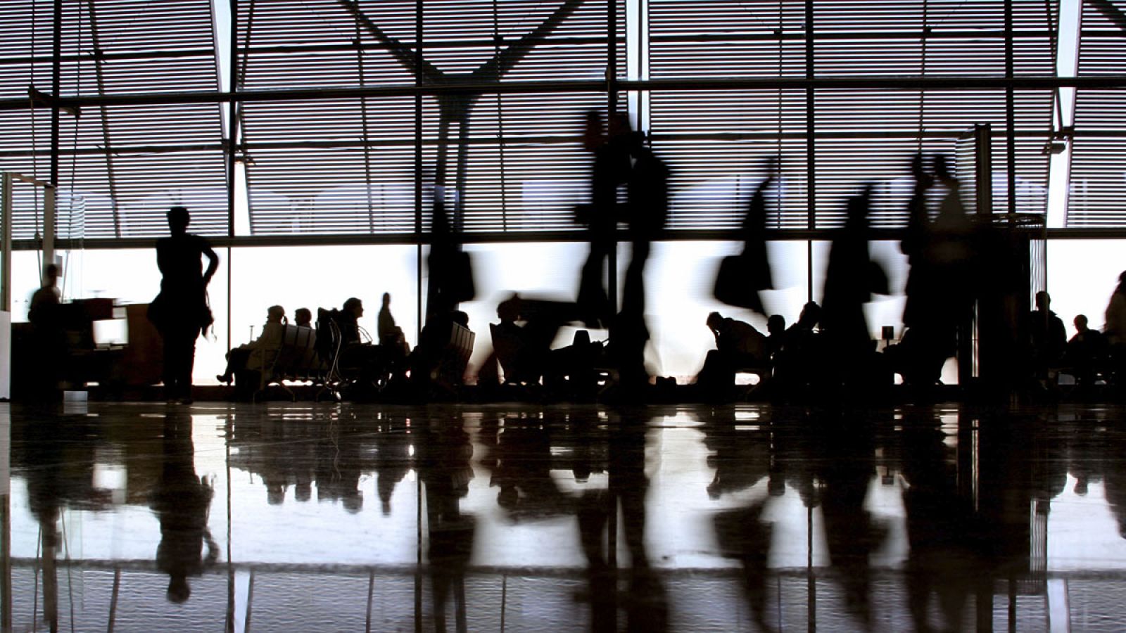 Pasajeros en la terminal cuatro del aeropuerto de Barajas