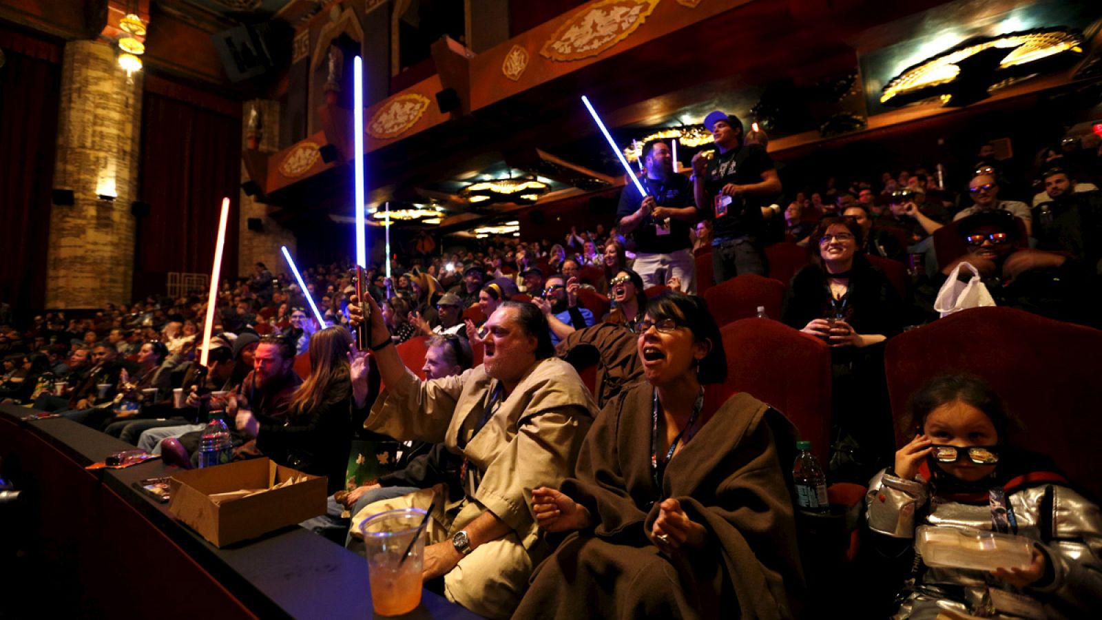 La locura se desata entre los asistentes al preestreno de 'Star Wars: El despertar de la fuerza' en el Teatro Chino en Los Angeles