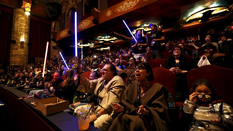 La locura se desata entre los asistentes al preestreno de 'Star Wars: El despertar de la fuerza' en el Teatro Chino en Los Angeles