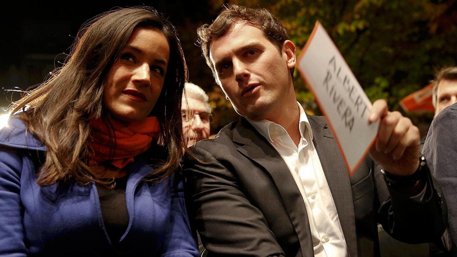 El líder de Ciudadanos, ALbert Rivera, habla con Begoña Villacís en el acto de cierre de campaña