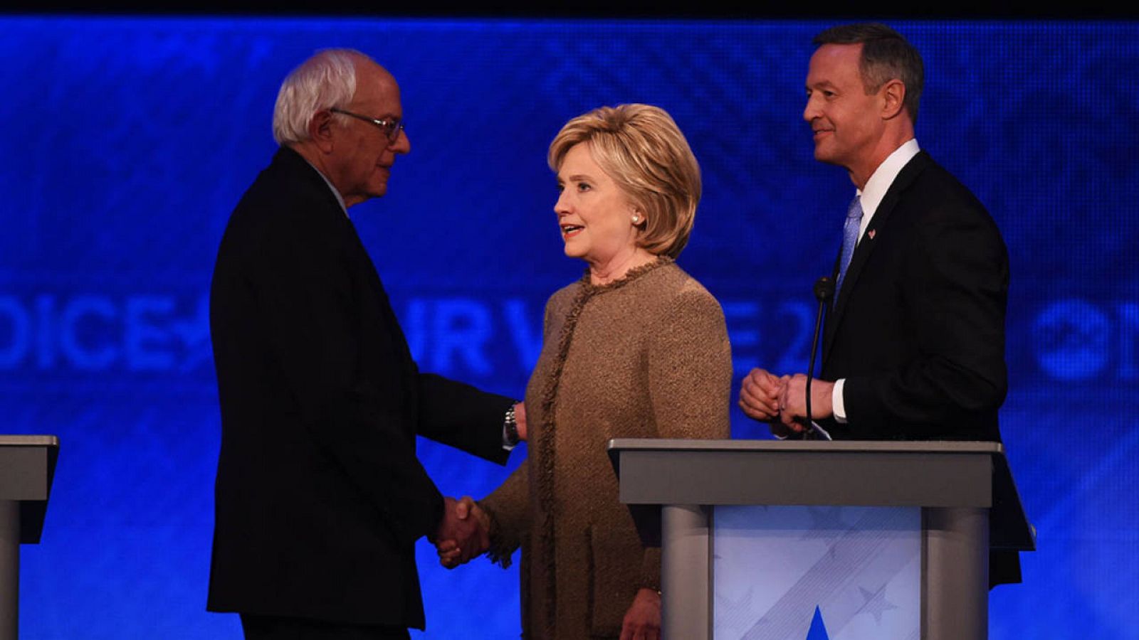 De izquierda a derecha Bernie Sanders, Hillary Clinton y Martin O'Malley durante el tercer debate demócrata en New Hampsire (EE.UU.).