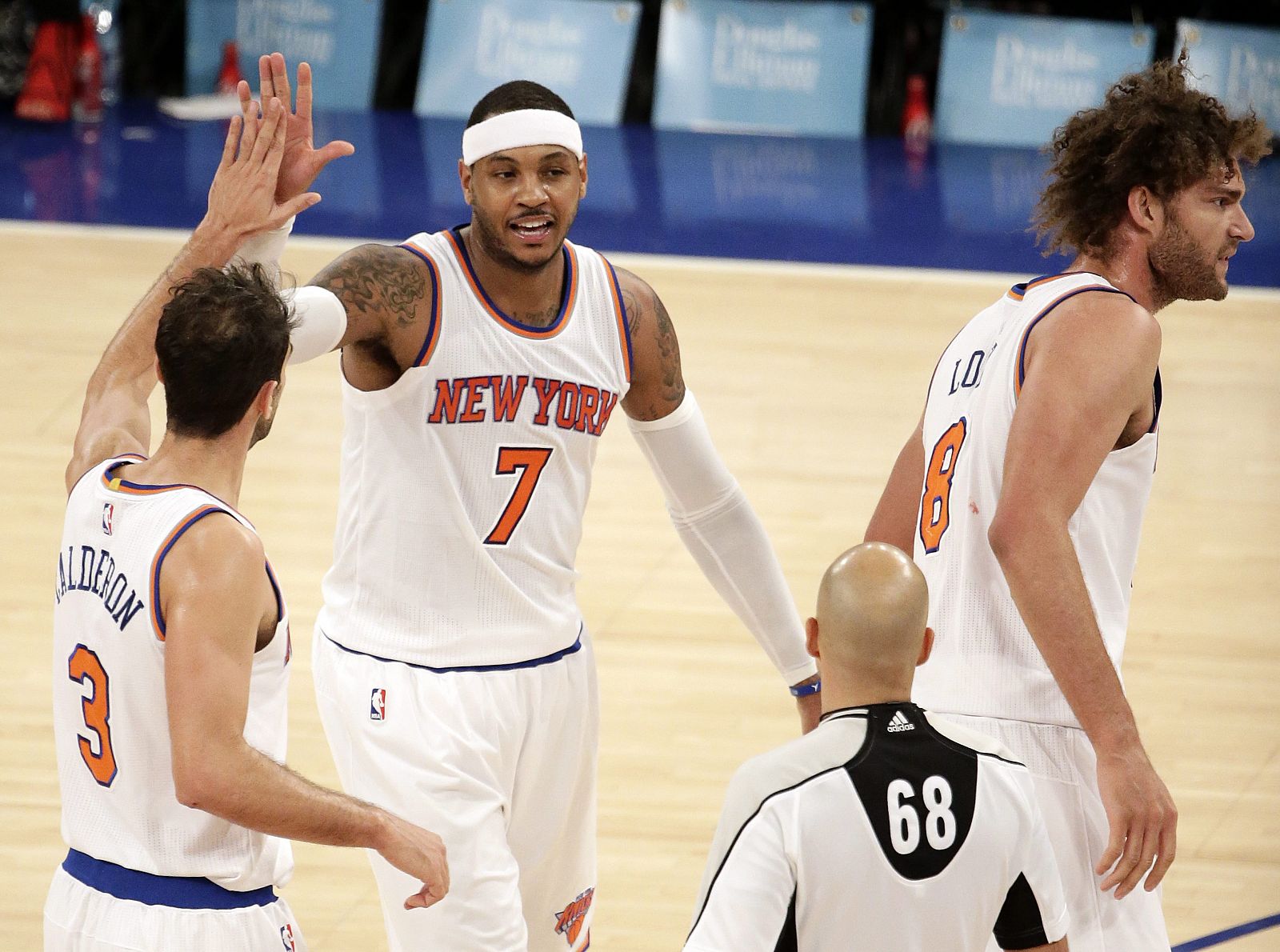 El español de los Knicks. José Manuel Calderón, felicita a Carmelo Anthony durante el partido.