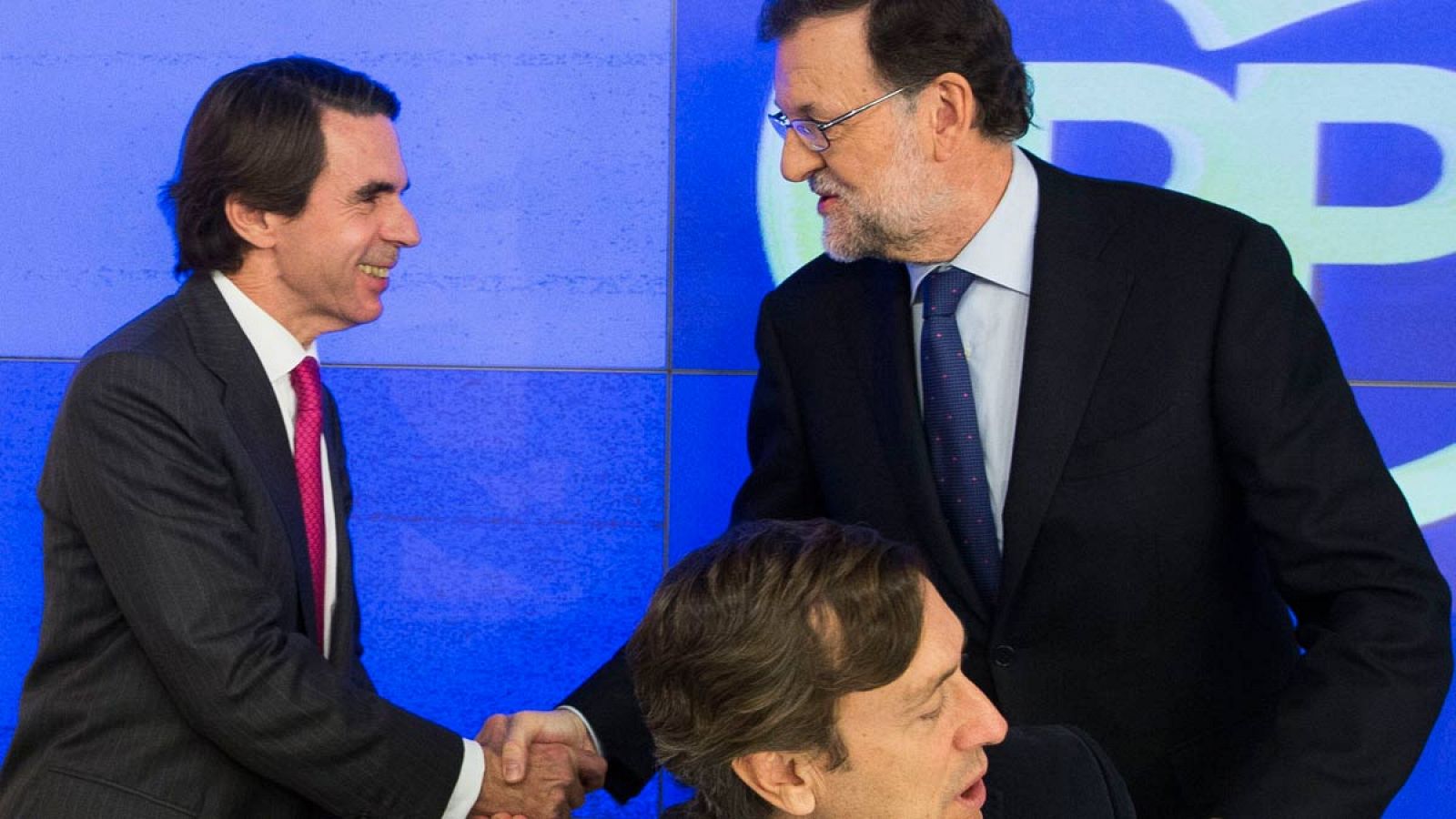 Rajoy y Aznar se saludan en el Comité Ejecutivo Nacional del PP.