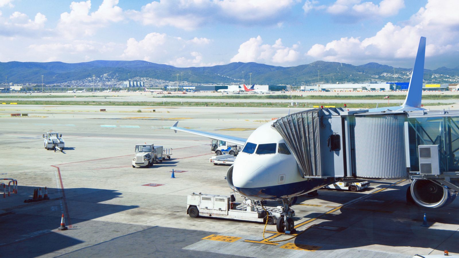 Un avión estacionado en el aeropuerto de Barcelona