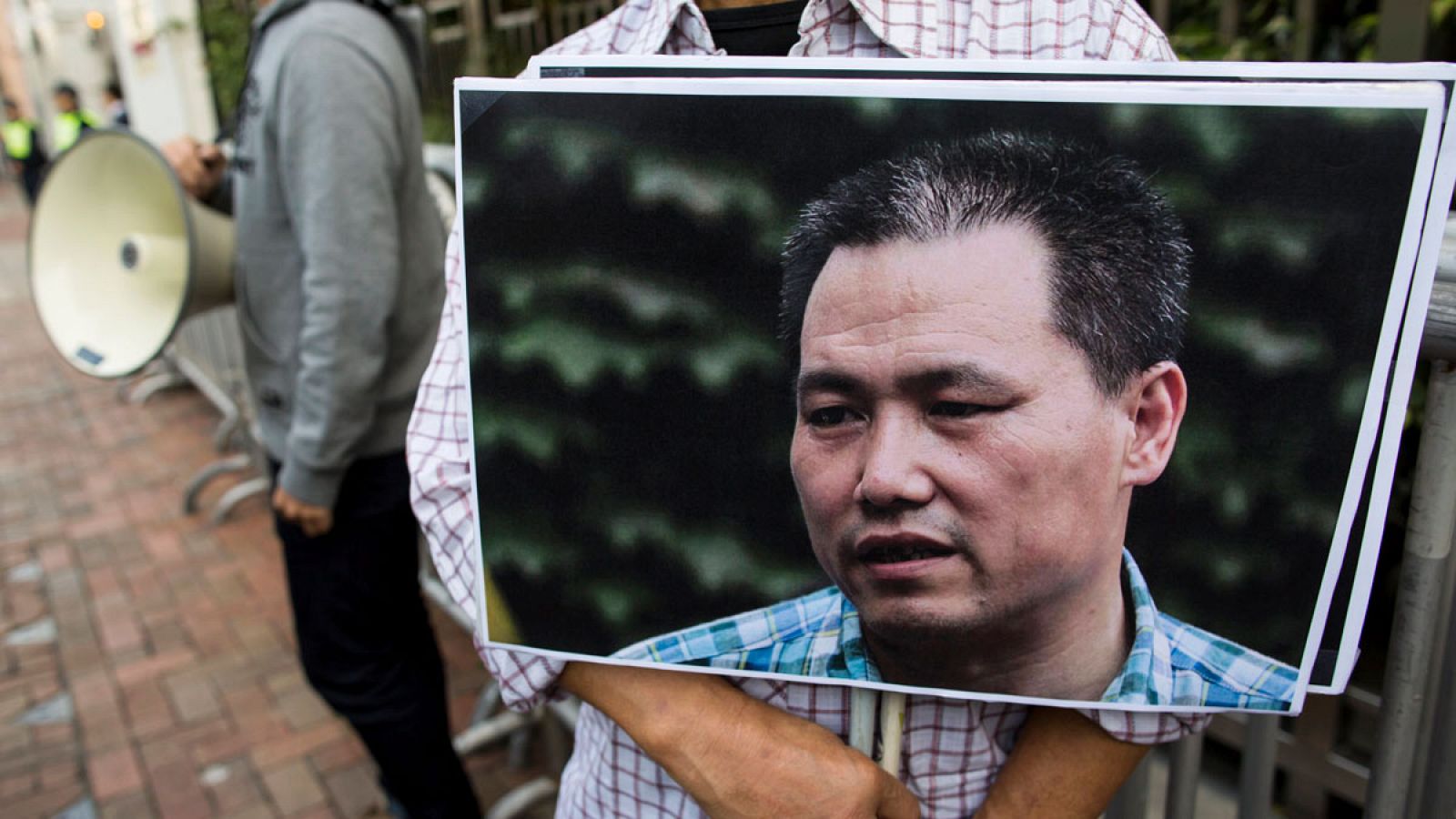 Un manifestante sostiene una imagen del abogado de derechos humanos Pu Zhiqiang en Hong Kong, el pasado 15 de diciembre.