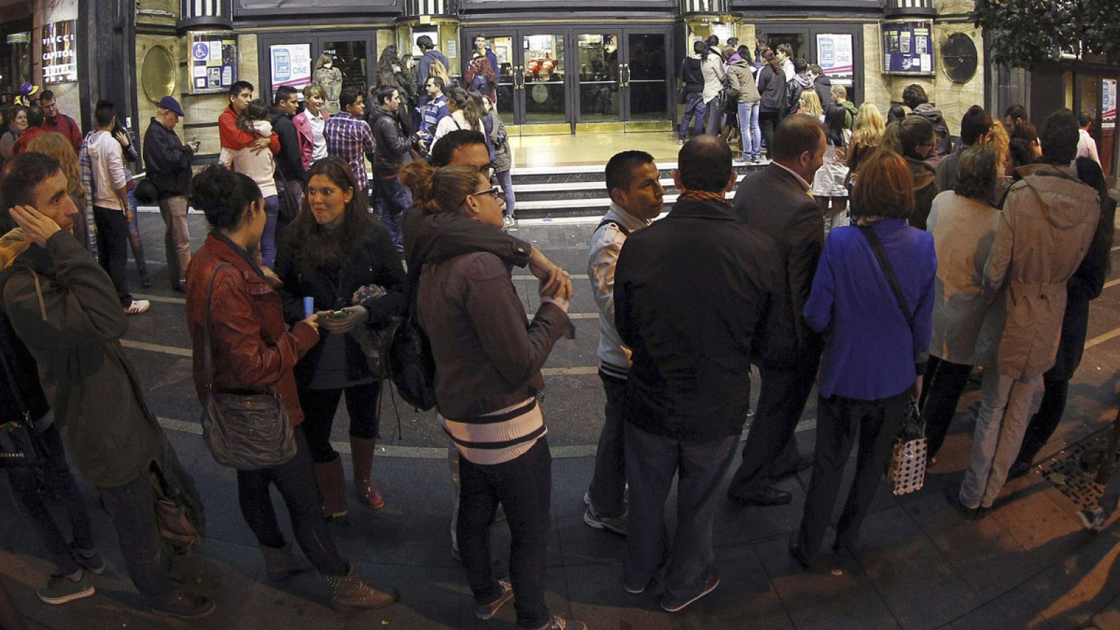 Cola ante la taquilla de un cine de Madrid