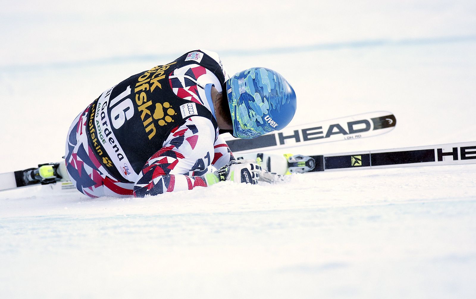 Imagen del esquiador austriaco Matthias Mayer tras irse al suelo en Val Gardena.