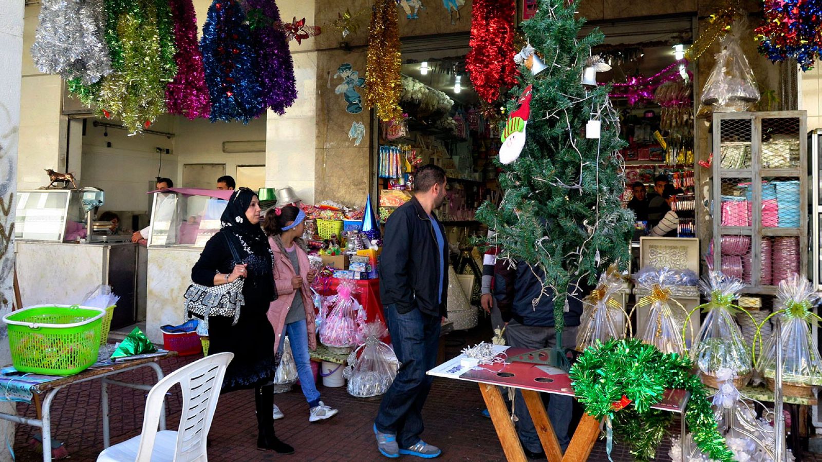 Adornos navideños, incluido un abeto de plástico, en una calle de Rabat