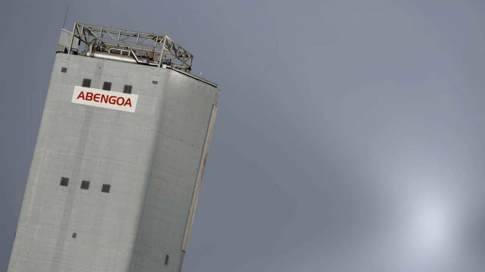 Torre de la planta solar de Abengoa en la localidad sevillana de Sanlúcar la Mayor