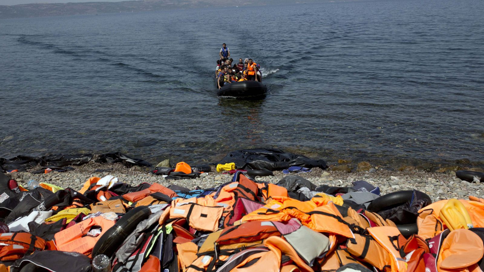 Una embarcación con refugiados arriba a la isla griega de Lesbos (Archivo)