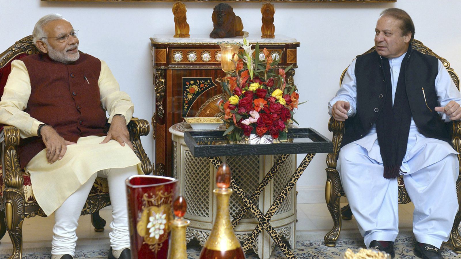 Fotografía facilitada por el Departamento de Información indio que muestra al primer ministro de la India, Narendra Modi, conversando con su homólogo paquistaní, Nawaz Sharif. en Lahore, Pakistán