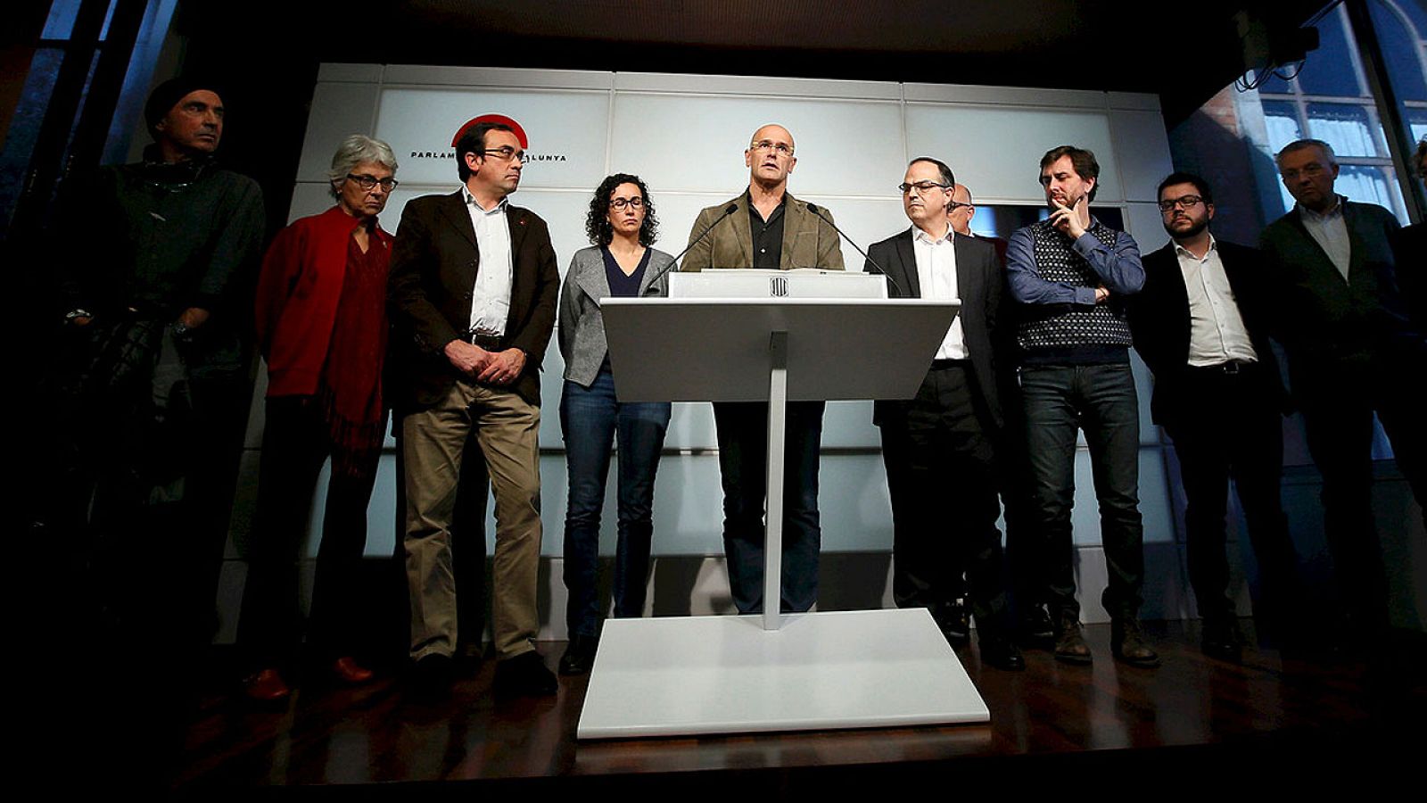 Raúl Romeva (en el centro), rodeado de otros miembros de la candidatura Junts pel Si, comparecen para informar del acuerdo de investidura de Artur Mas que someten al debate de la CUP, el 22 de diciembre de 2015. REUTERS/Albert Gea