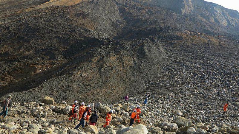 Trabajadores intentan rescatar a los mineros sepultados en una mina de Jade en Myanmar