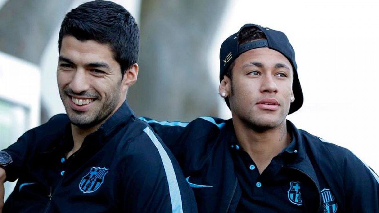 Neymar (derecha) bromea con Luis Suárez en un entrenamiento