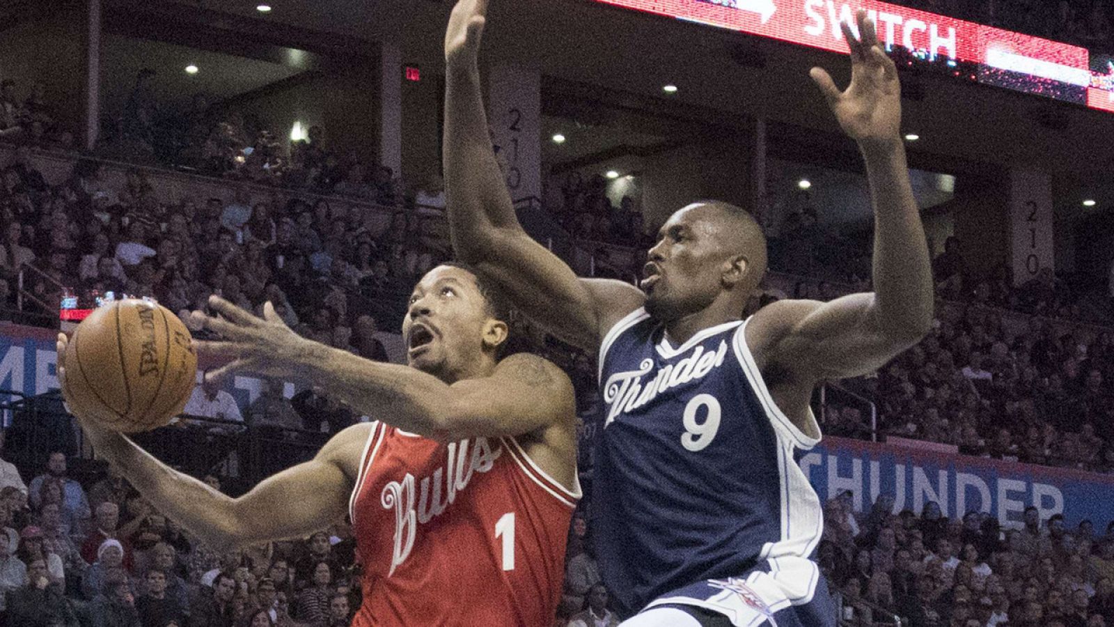 Ibaka (Thunder) presiona a Rose (Bulls) en un partido del fin de semana