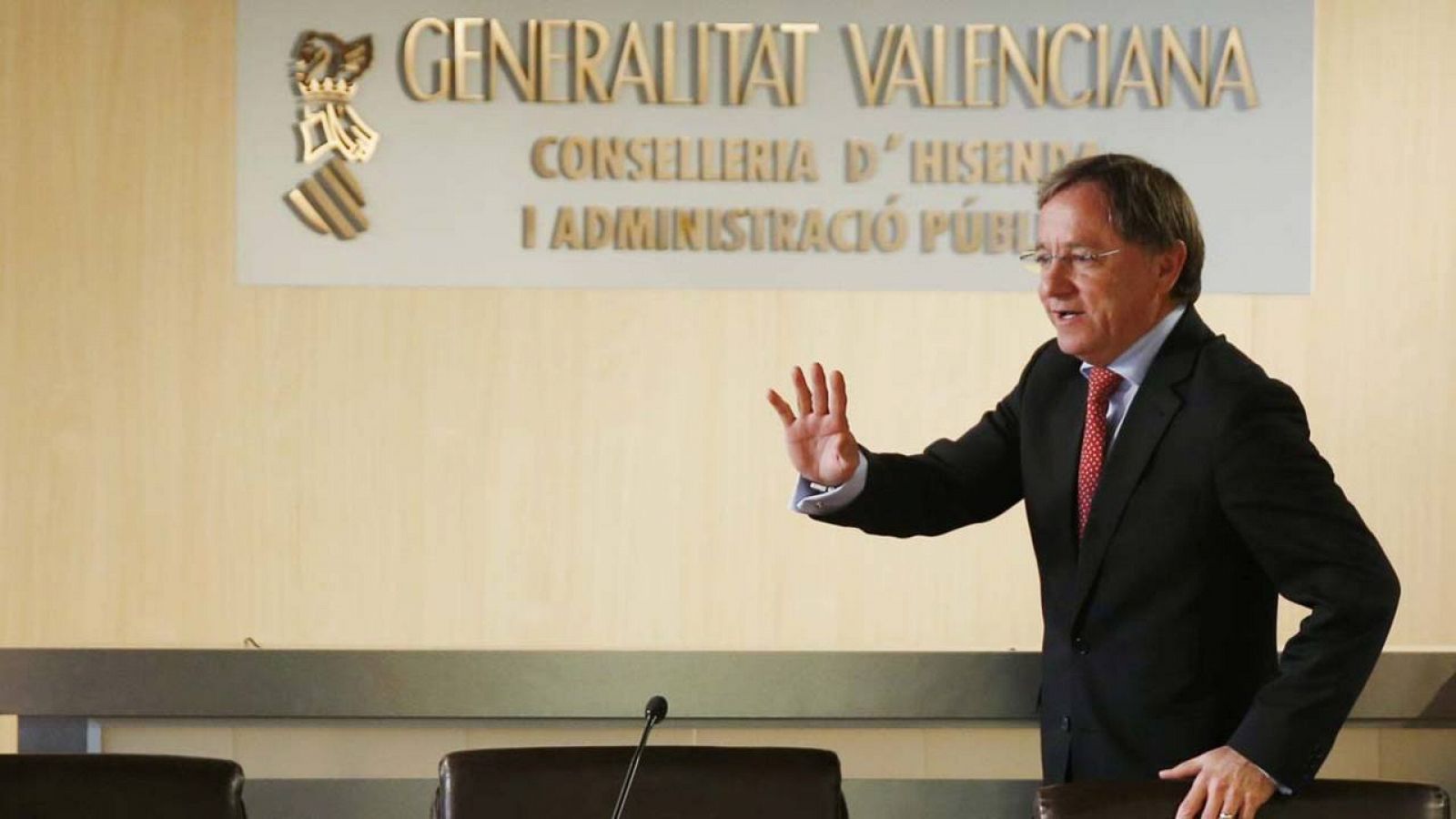 El conseller de Hacienda y Administración Pública del anterior gobierno valenciano, Juan Carlos Moragues, presenta la liquidación del Presupuesto de la Generalitat de 2014